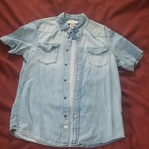 Short sleeve denim shirt